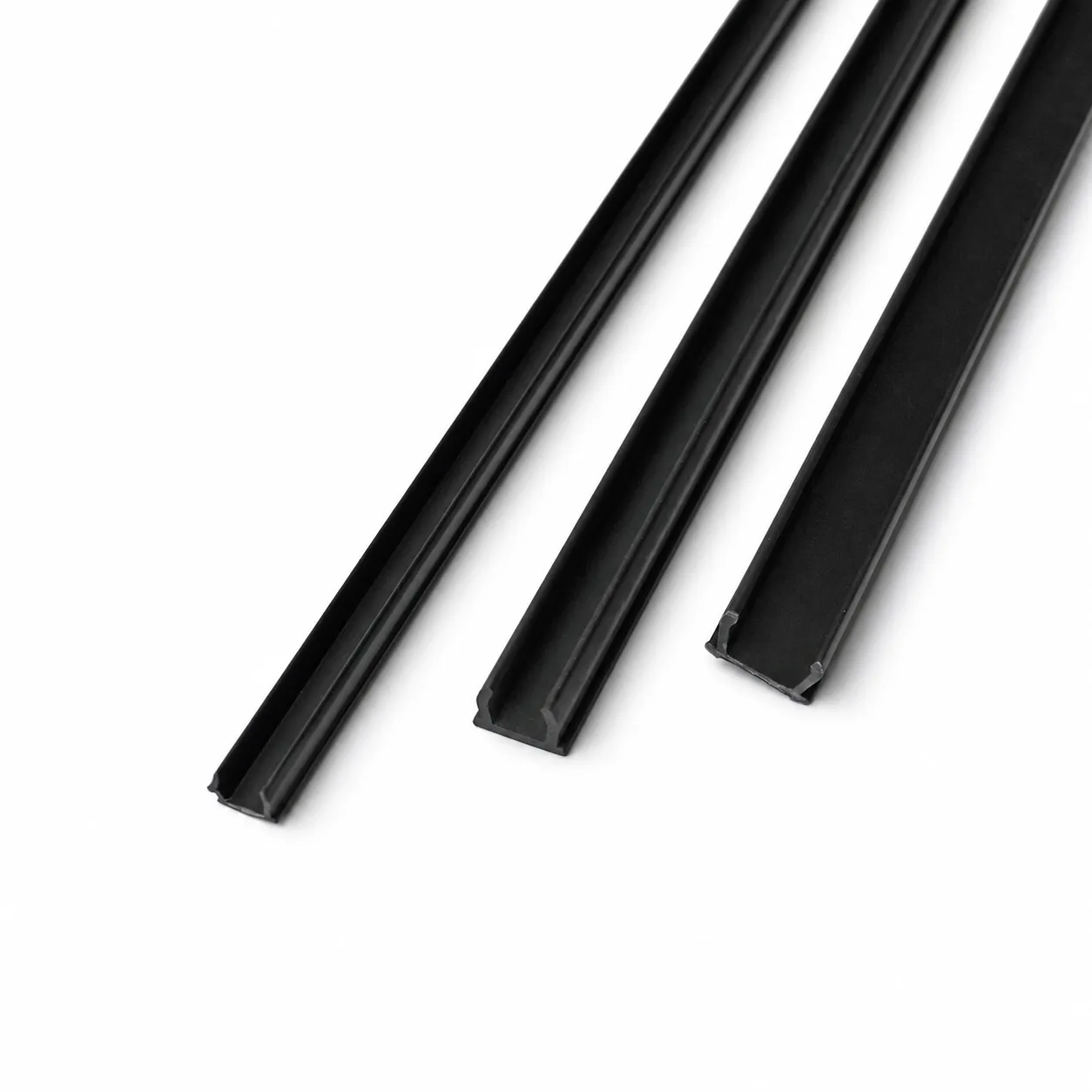 BCS-2 — พลาสติกปิดร่อง 20mm สีดำ 1m